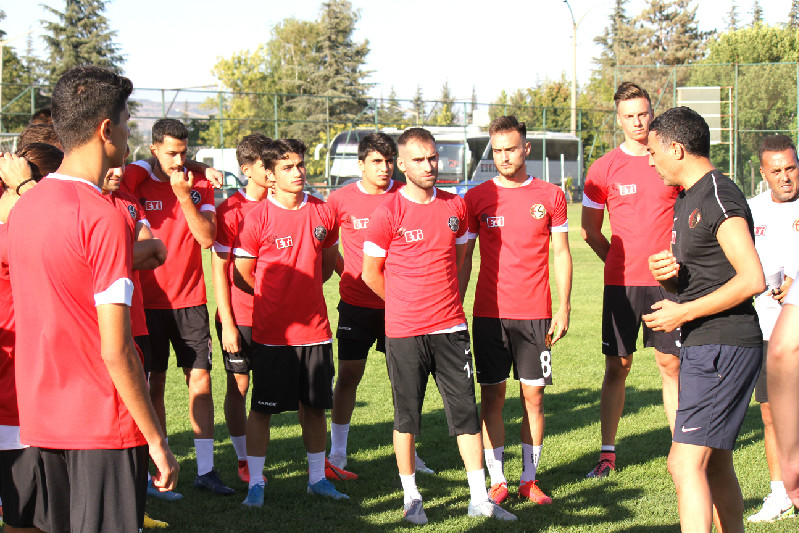 ÖZER MOTİVE EDİYOR