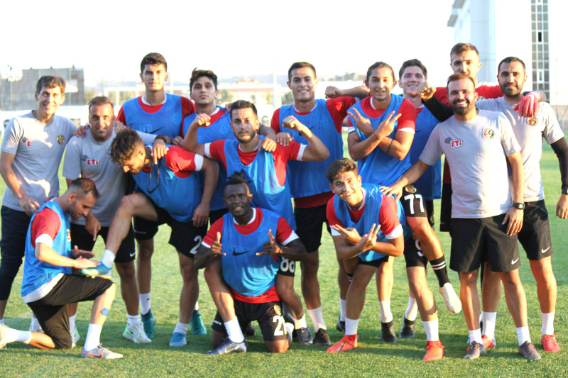 ŞİMŞEKLER PAS ÇALIŞTI