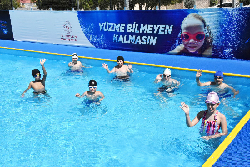 YÜZME BİLMEYEN KALMASIN  PROJESİNE İLGİ BÜYÜK OLDU