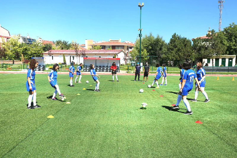 BÜYÜKŞEHİR SAHALARDA FIRTINA GİBİ ESECEK KIZLARI ARIYOR