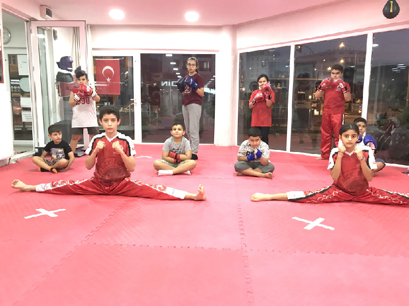 KARDEŞLERİN KİCKBOKS SEVGİSİ