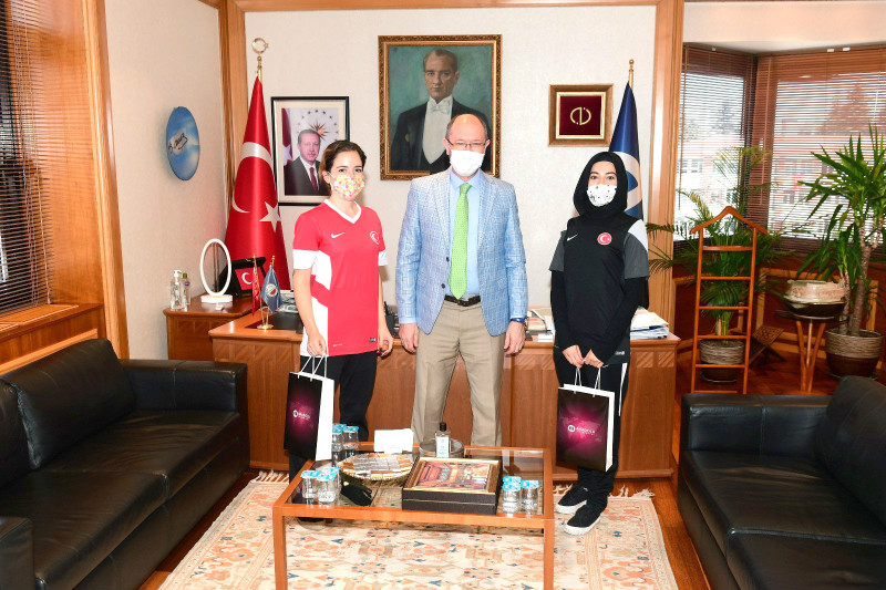 REKTÖR ERDAL MİLLİ TAKIM ANTRENÖRLERİNİ AĞIRLADI