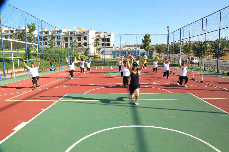 KADINLARDAN SOSYAL  MESAFELİ SABAH SPORU