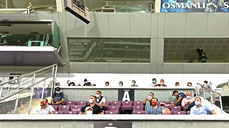 TAM KADRO İZLEDİLER