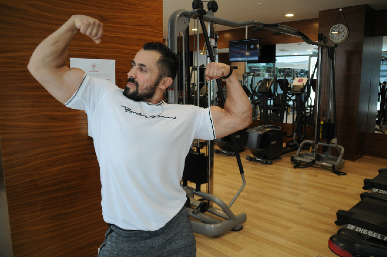 ESKİ ŞAMPİYON GÖZÜNÜ YENİDEN  DÜNYANIN EN TEPESİNE DİKTİ