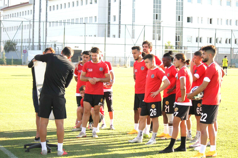 ELEŞTİRİYE VARIM AMA YAPICI OLANINA