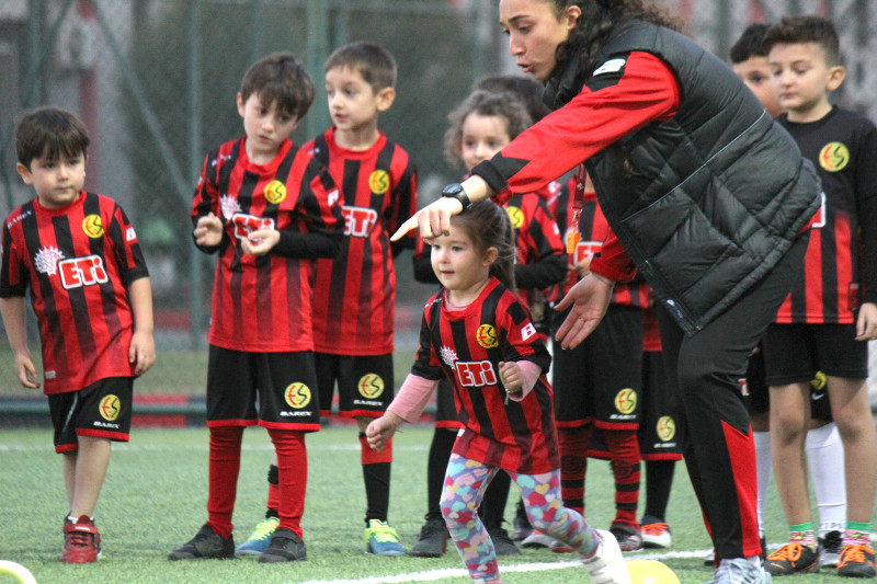 FABİRKA FUTBOL OKULUNA KIZLARDA İLGİ GÖSTERİYOR