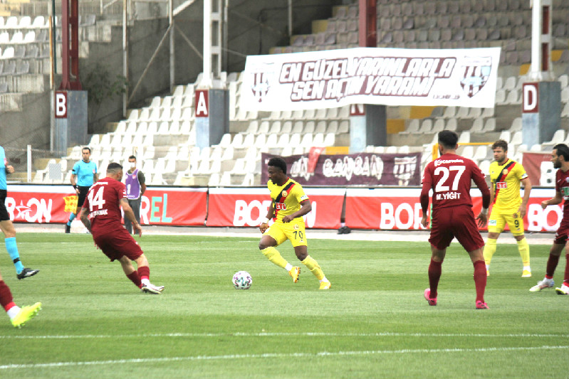 HAMED DİREĞE TAKILDI