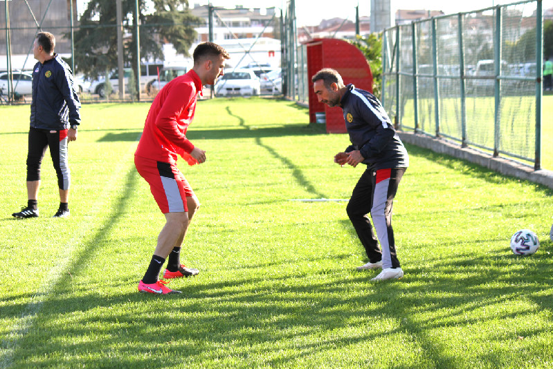 SAVUNMADA SIKINTI BÜYÜK