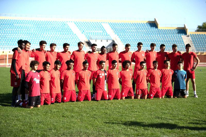 ESTÜ KAPILARINI ES-ESE AÇTI