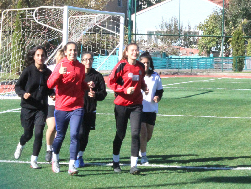 DİŞİ KRAMPONLAR FORM TUTUYOR