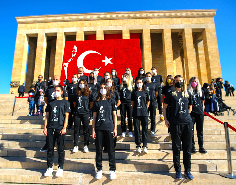 ANITKABİRİ ZİYARET ETTİLER