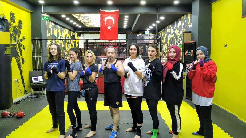 BAYANLAR KİCK BOKS ÖĞRENİYOR