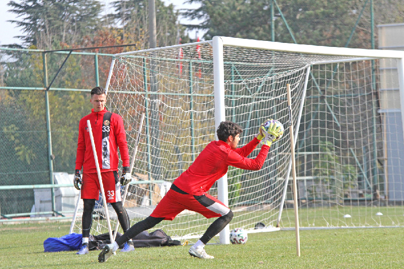 SIRANIN GELMESİNİ BEKLİYORLAR