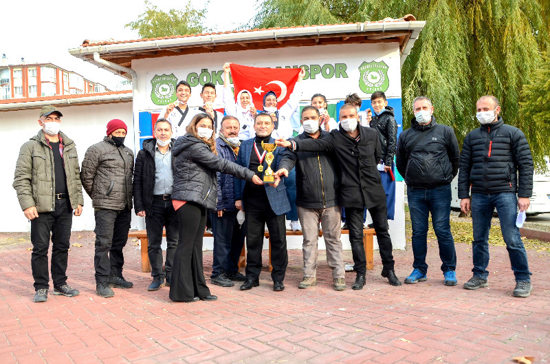 ESKİŞEHİRLİ SPORCULAR ALMANYADAKİ  YARIŞMADA 8 MADALYA VE KUPA KAZANDI