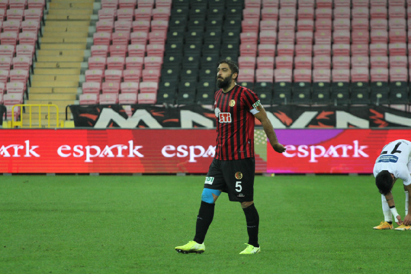 ADİL DAVRANMIYORLAR