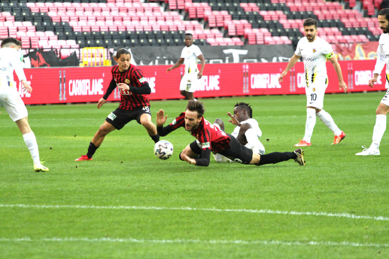 SON ANDA 11E GİRDİ  MAÇTA GOLÜNÜ  ATTI