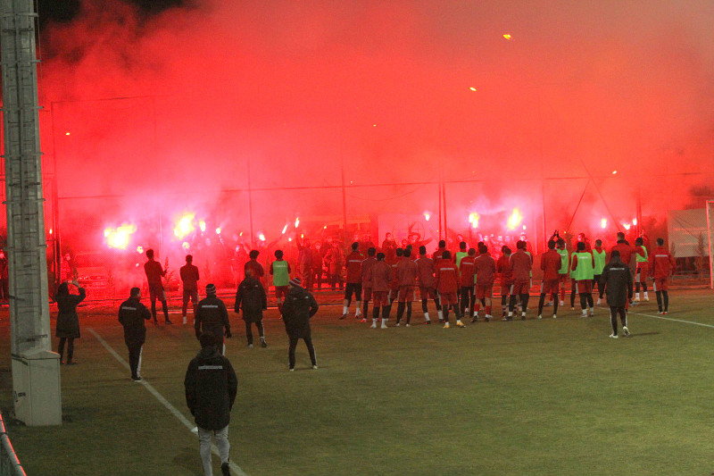 KORKMADAN SALDIR ES-ES  KRAL KİMMİŞ GÖRSÜN HERKES