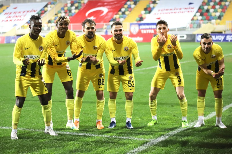 MENEMEN 7 MAÇ SONRA GÜLDÜ