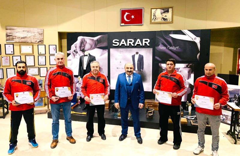 SEVİNÇLERİNİ PAYLAŞTILAR