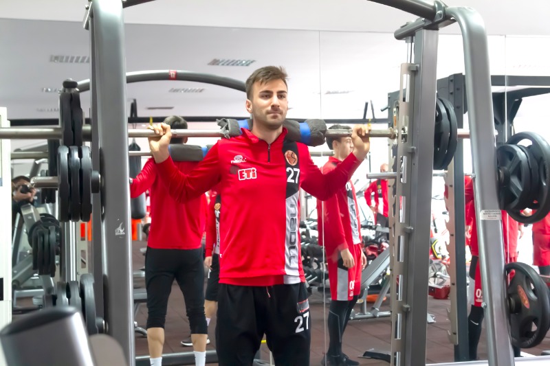 FORMA GİYMEYE HAZIRLAR