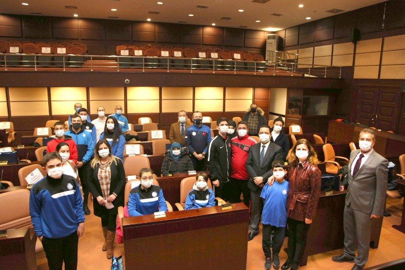 BÜYÜKŞEHİR BELEDİYESİ BAŞARILI  OLAN SPORCULARI ÖDÜLLENDİRDİ