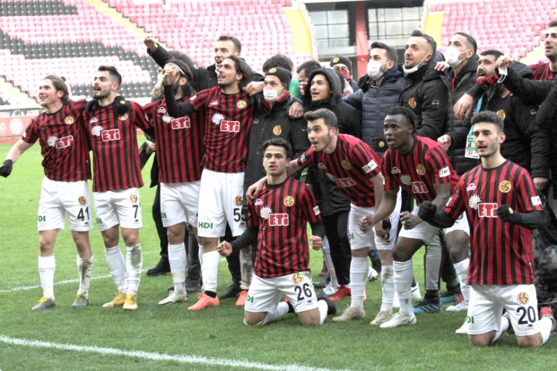 ŞİMŞEKLERE GİYİM SPONSORU