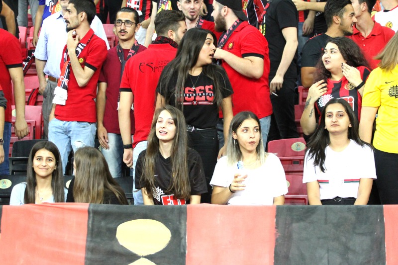 KADINLAR GÜNÜNÜ KUTLADILAR