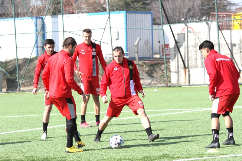 ES-ES SENTETİK SAHADA ÇALIŞTI