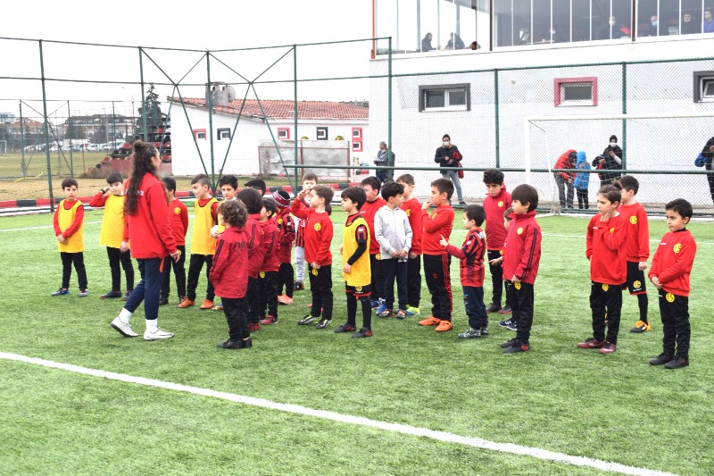 MİNİKLER KADINLARA EMANET