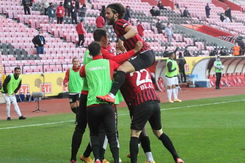 YETERKİ YÜREKTEN OYNAYIN