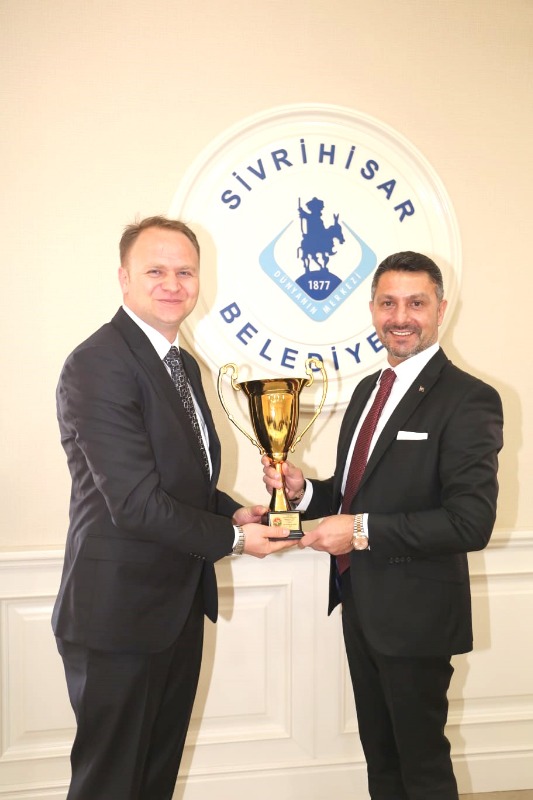 KUPA BAŞKANA  HEDİYE EDİLDİ