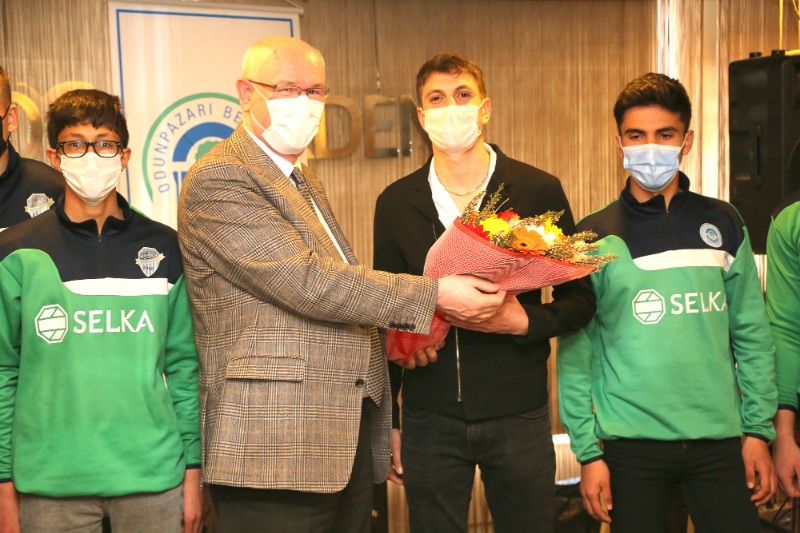 BAŞKAN KURT ŞAMPİYON ATLETLERLE BULUŞTU