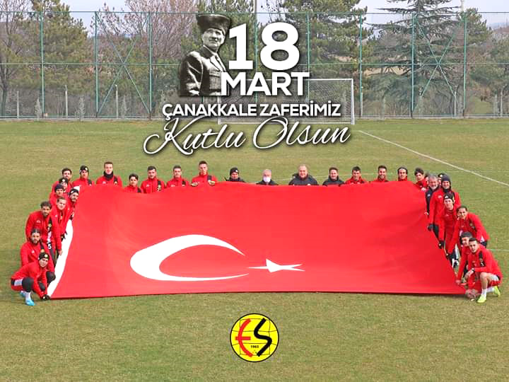 FUTBOLCULAR TÜRK BAYRAĞI AÇTI