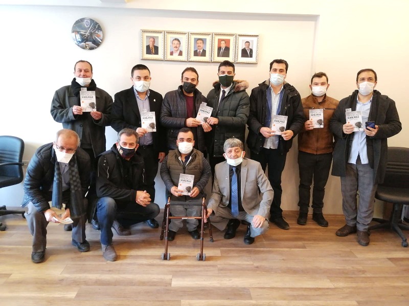 UMUTLAR KIRILMAZ KİTABINI HEDİYE ETTİ