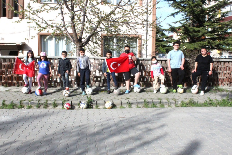 SOKAKTA BAYRAM KUTLADILAR