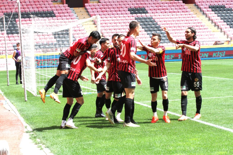 PLAY-OUT KULÜSLERDE DOLAŞIYOR