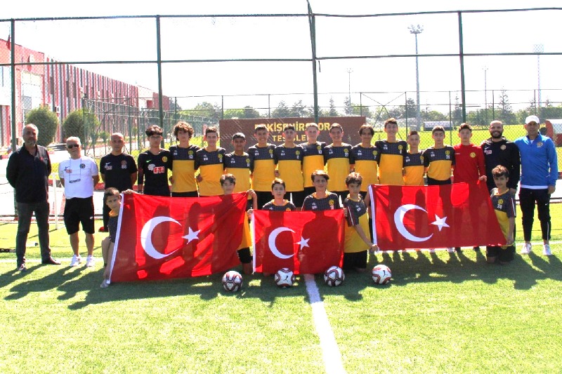 BAYRAĞIMIZLA POZ VERDİLER