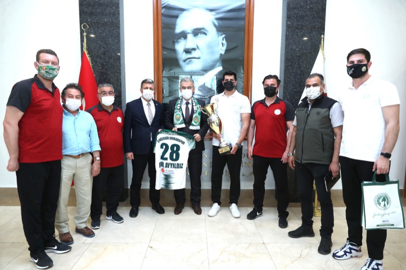 ŞAMPİYONLUK KUPASINI AYYILDIZA GÖTÜRDÜLER