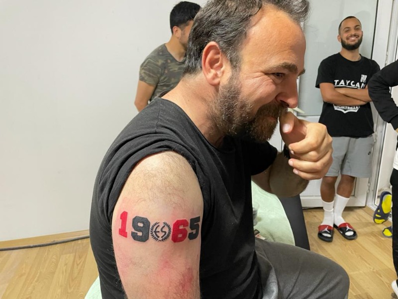 1965 DÖVMESİNİ  KOLUNA YAPTI