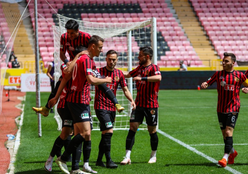 FUTBOLCULAR BEKLİYOR