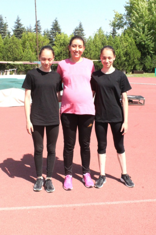 İKİZLER DİKKAT ÇEKİYOR