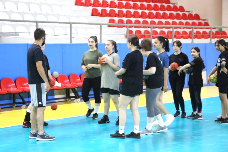 HENTBOLDA MESAİ BAŞLADI