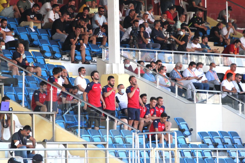 TRİBÜNDE KADRO DIŞILAR VARDI