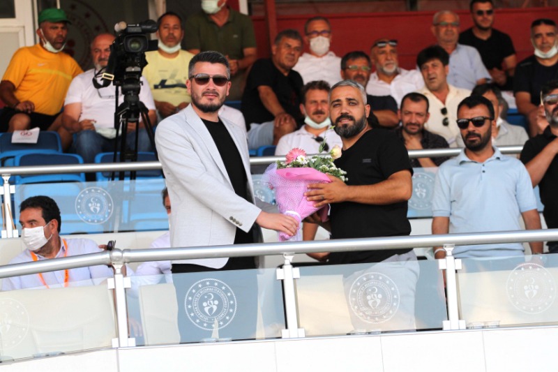 ÇİÇEKLERLE BAŞLADI