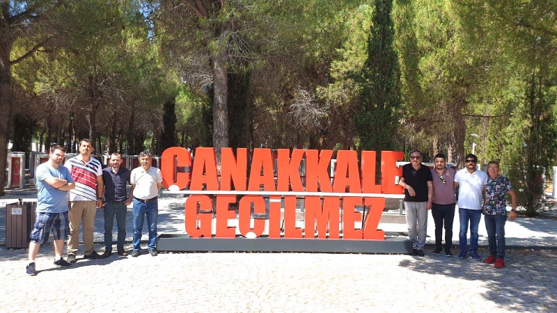 EĞİL DE KULAK VER BU SESSİZ YIĞIN  BİR VATAN KALBİNİN ATTIĞI YERDİR