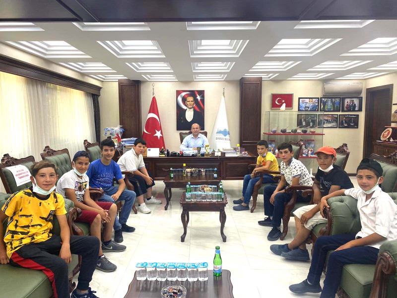 SEYİTGAZİLİ ÇOCUKLARDAN BAŞKAN TEPEYE  FUTBOL TOPU VE FUTBOL SAHASI TALEBİ GELDİ