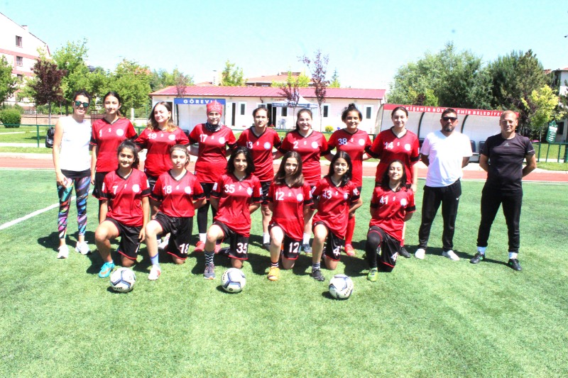 KADIN FUTBOLCULAR ÇALIŞIYOR