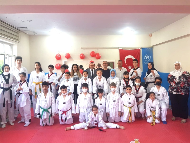 GÖKMEYDANDA KUŞAKLAR TAKILDI