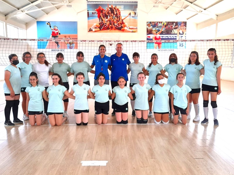 VOLEYBOLUN ALFABESİNİ ÖĞRENİYORLAR